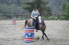Un extérieur, Audrey, avec son tout jeune cheval de 4 ans, sur l'épreuve de Barrel-racing